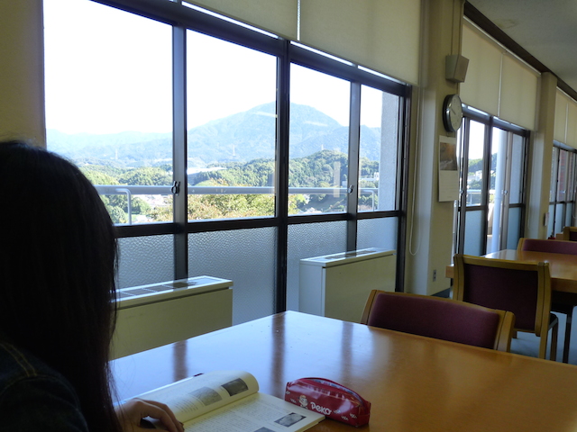 福岡女子短期大学の図書館