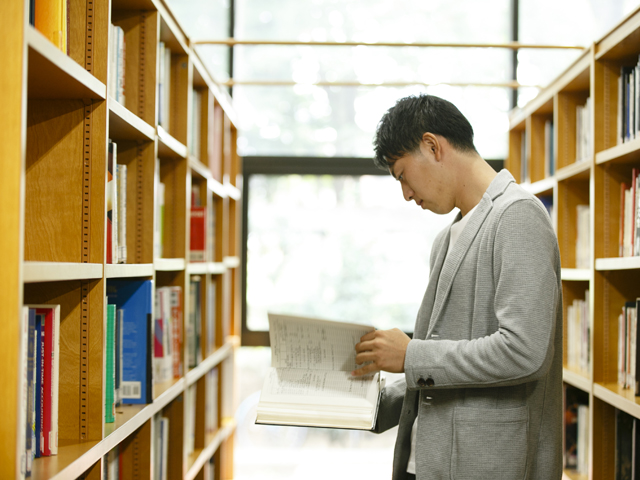 共栄大学の図書館