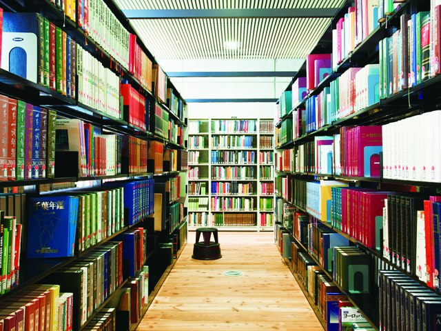 神田外語大学の図書館
