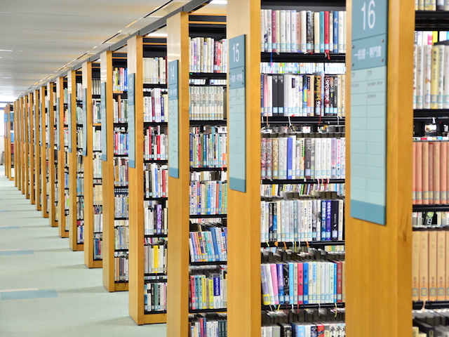 駿河台大学の図書館