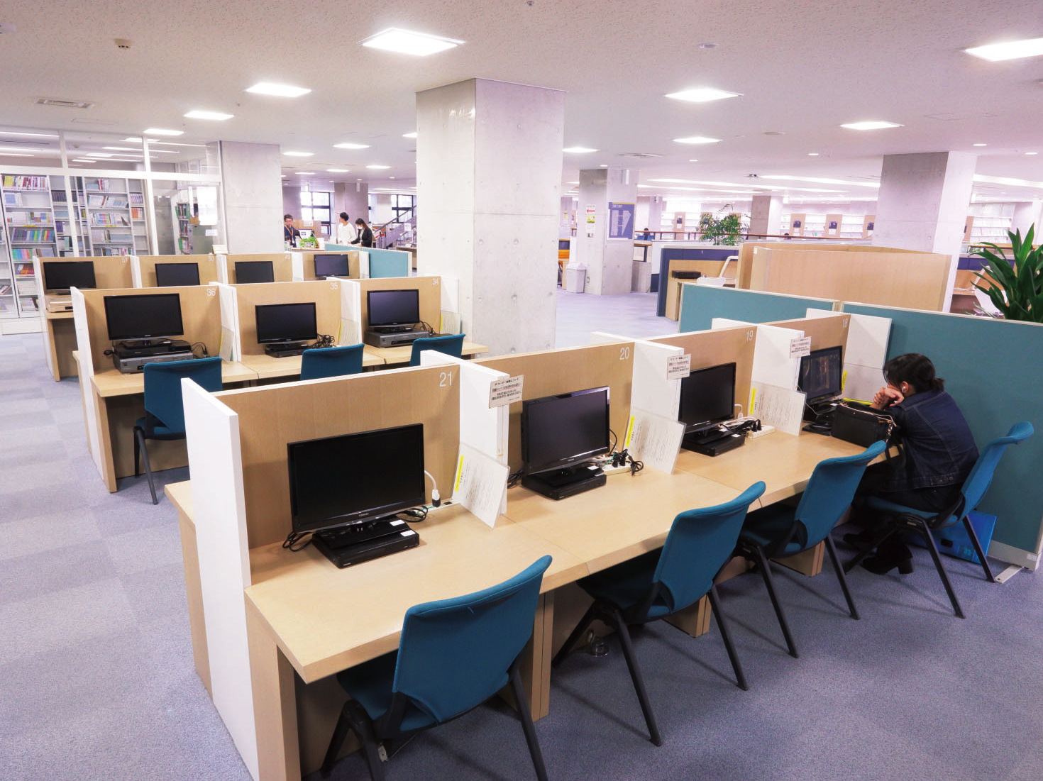 沖縄国際大学の図書館