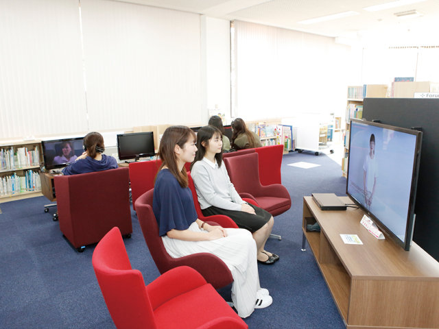 十文字学園女子大学の図書館