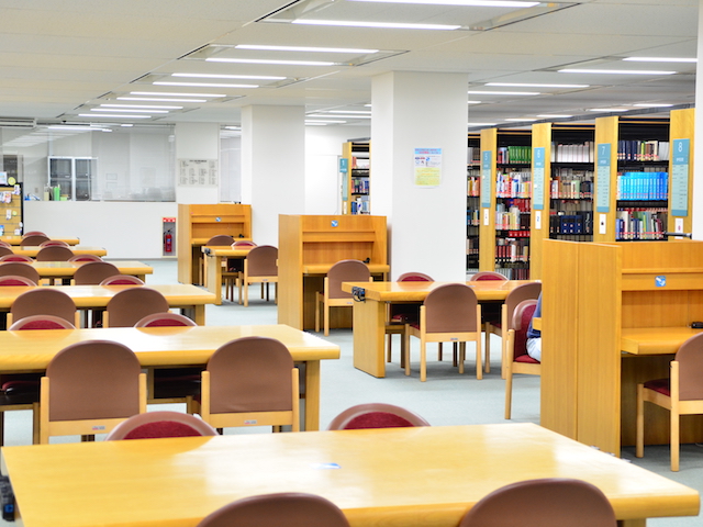 駿河台大学の図書館