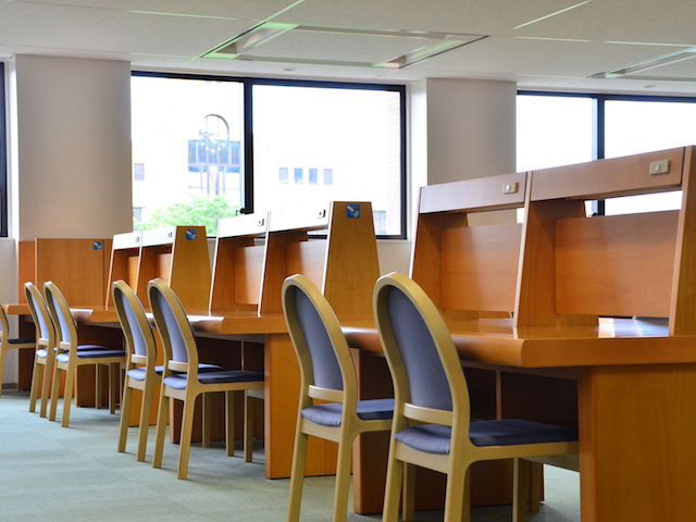 駿河台大学の図書館
