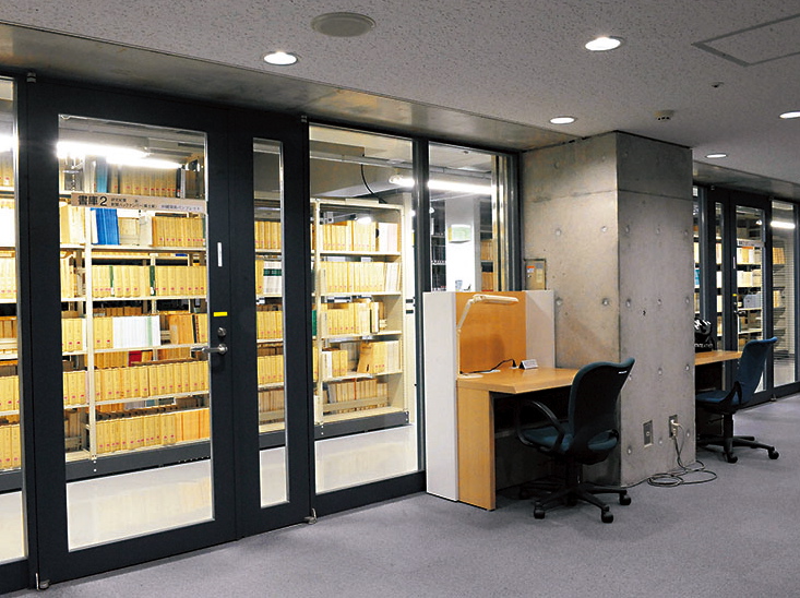 沖縄国際大学の図書館