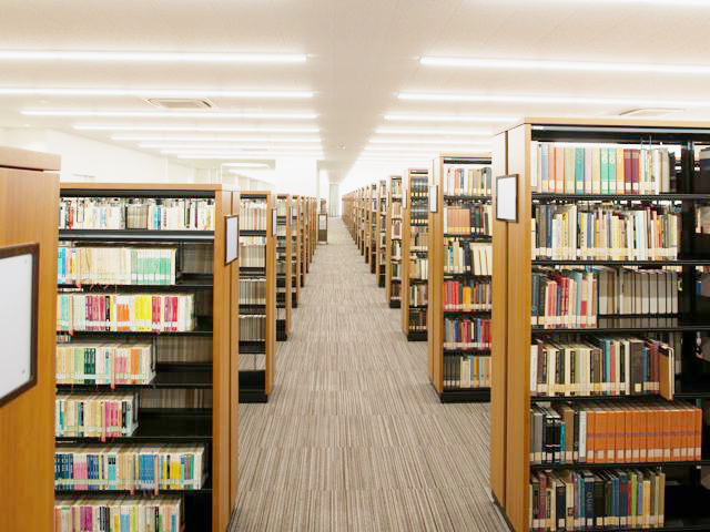 京都ノートルダム女子大学の図書館