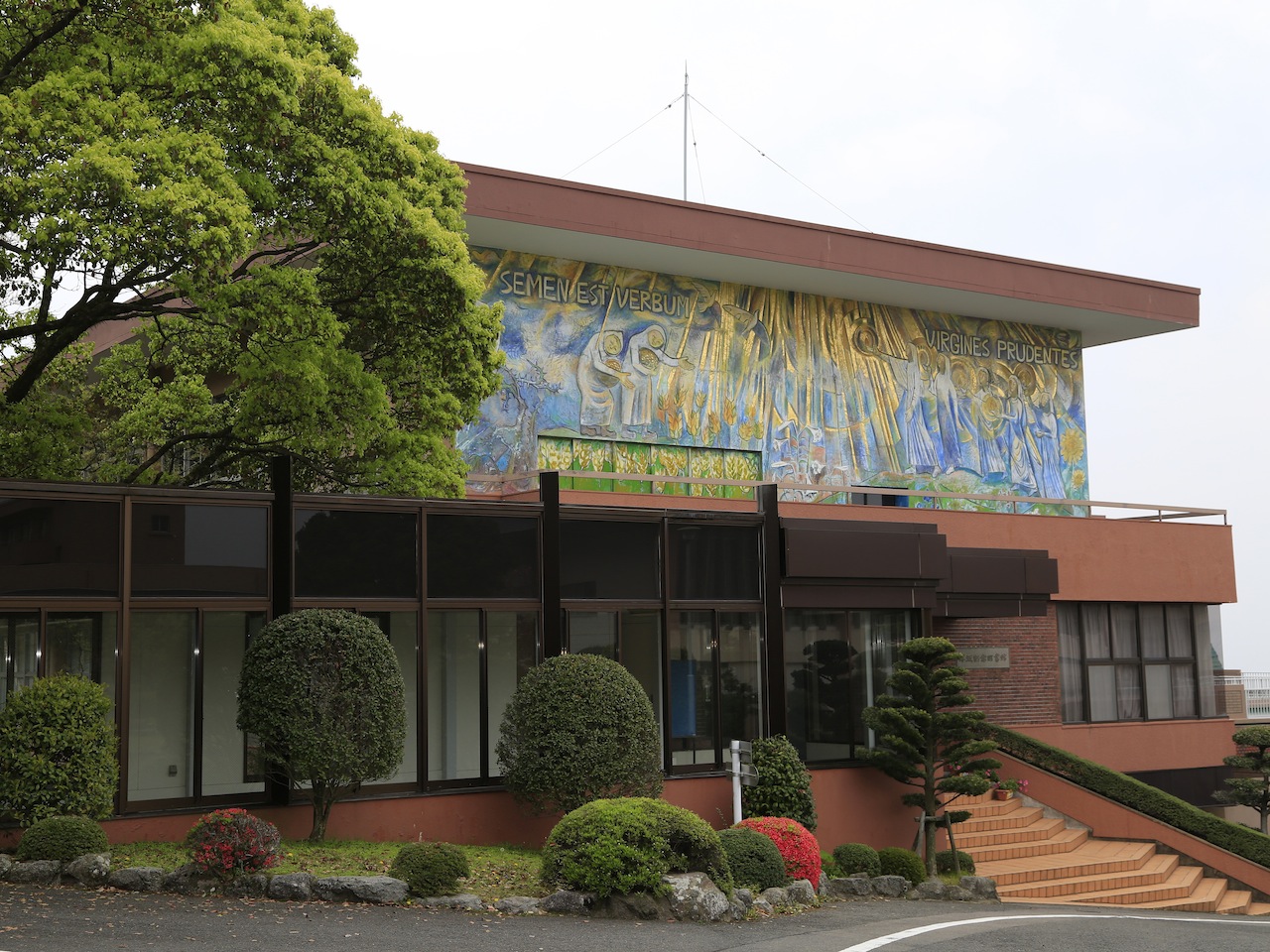 長崎純心大学の図書館