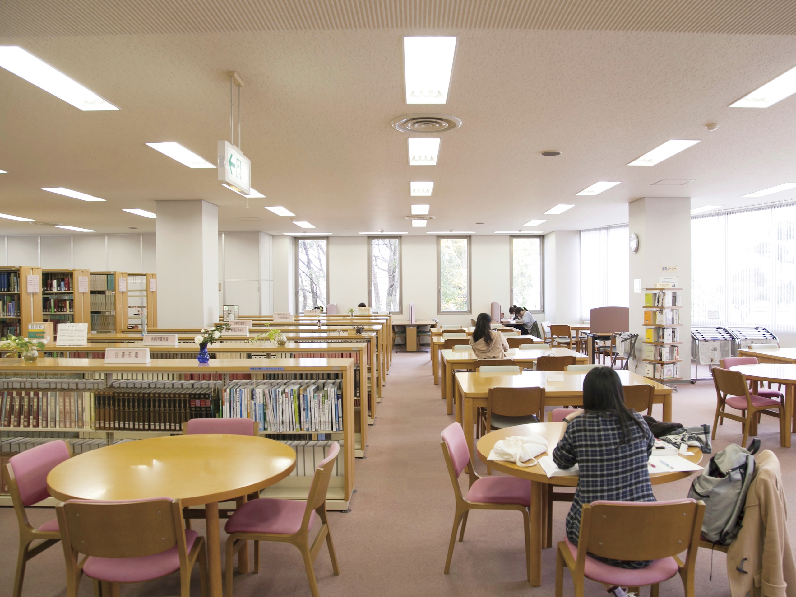 西南女学院大学短期大学部の図書館