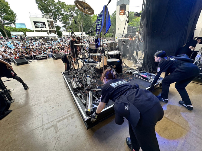 イベント研修はステージ転換も担当するため、お客さんがいるLIVEを楽しみます。