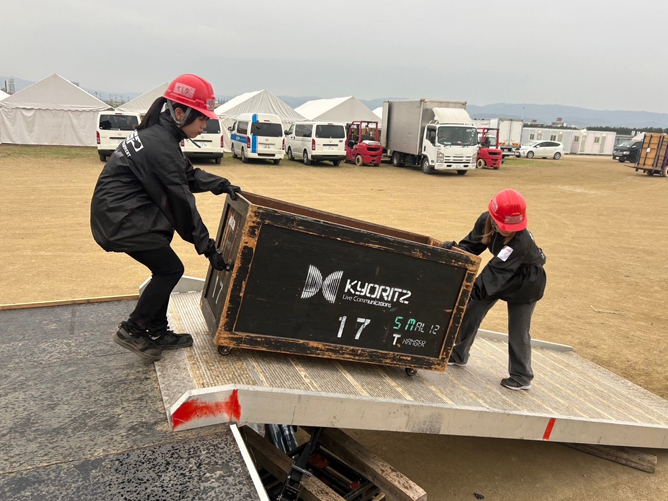 イベント現場は重たい荷物を運ぶこともありますが、必ず2人以上で運ぶなどルールがあり事前セミナーを受けることで段取りを知ることができます。