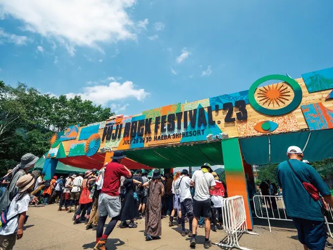 国内最大の野外音楽フェス「FUJI　ROCK　FESTIVAL」でのライブ研修