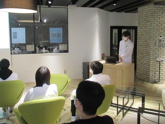 歯科技工学科は、毎年『テクニカルコンテスト』を行い、身につけた技術で作品を作り、プレゼンテーションを行います。