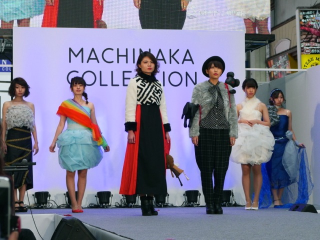 【まちなかコレクション】毎年熊本市内のアーケードで行われているファッションショー。通行人の方々も足を止めて観て頂きました。