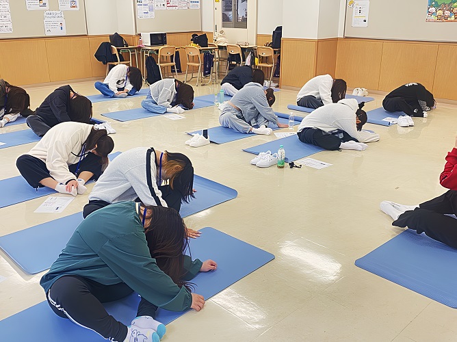 医療事務クラーク学科では特別プログラム『ジブン磨きレッスンで、メイク・ボディメイク・フラワーアレンジメントなどプラスアルファの教養を身につけます。