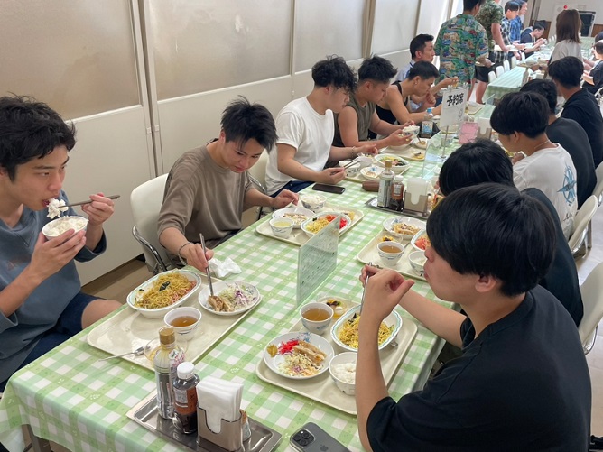 福利厚生施設や広い職域などの説明を受けています。