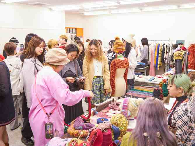 夏の学生主催イベント、プレタポルテ展。卒業生で東京コレクションブランドのデザイナーも審査員として来場。