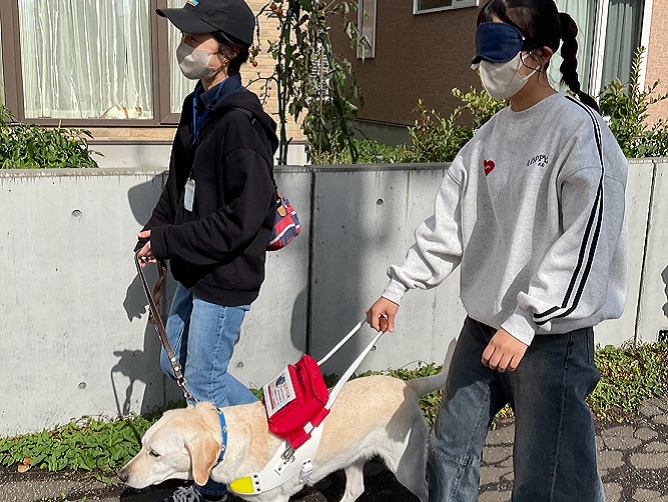 視能訓練学科では、盲導犬協会見学、眼鏡店実習などさまざまな学内・学外実習を行います。