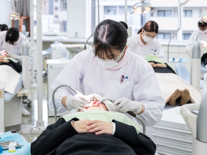 「時間をかけて、口腔内を清掃します。」