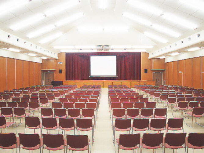 【ホール】終・始業式などの学校行事や就職イベントで使用。全コースの学生が一堂に会します。