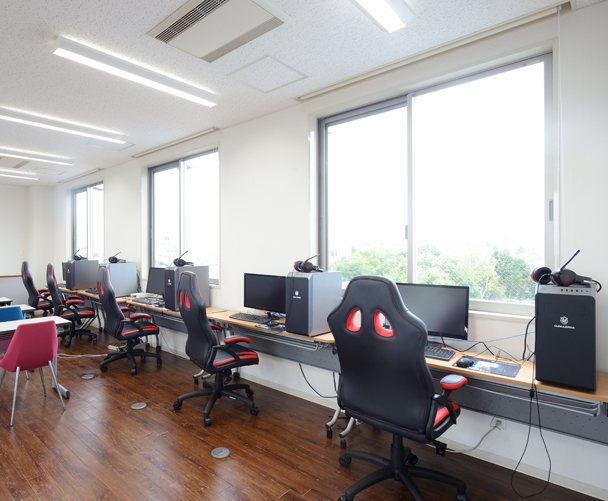 eスポーツルームには、専用PCとチェアを完備