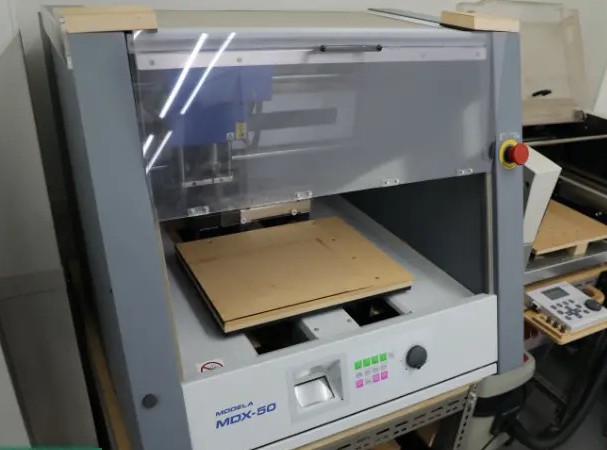 ギター製作設備：ギター製作のためのプロ仕様の設備が充実しています。