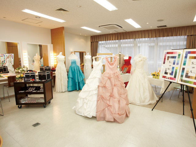 本格的なドレッサーやドレスが用意されている「ブライダル・メイクルーム」（高田馬場新館＆アネックス）