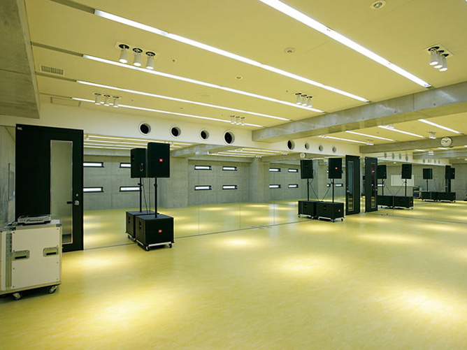 ダンスルーム：ダンスや演技の授業で使用する教室です。放課後は練習スタジオとして開放しています。