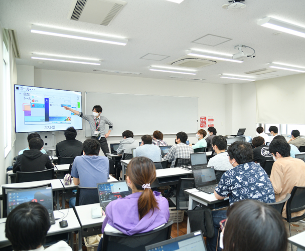全教室には、4K75インチの大型モニターを完備しています。