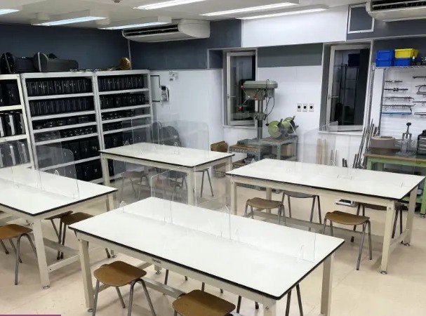管楽器リペア実習教室：さまざまなリペアに対応できるよう、工具や工作機械、多くの修理専用楽器が充実しています。