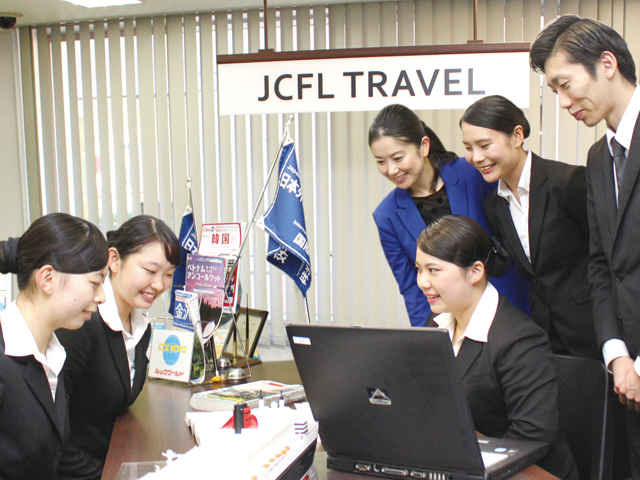 旅行会社のカウンターを再現した「トラベルカウンター実習室」で旅行の提案や接客スキルを学ぶ！（高田馬場新館＆アネックス）