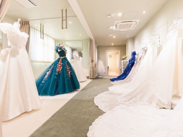 多数のドレスを取り揃えたドレスルーム