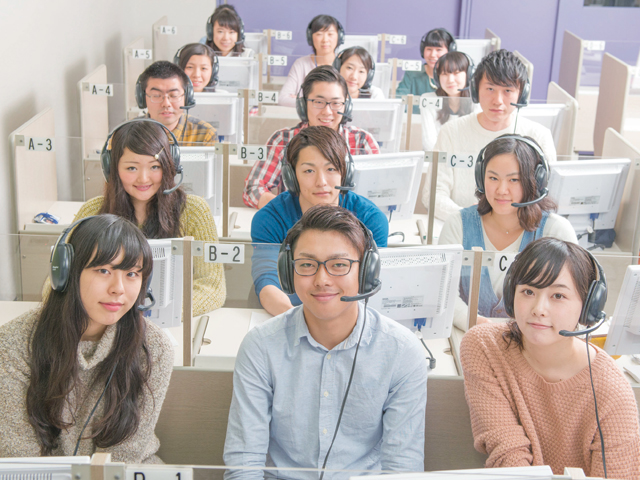 「通訳・翻訳トレーニングルーム」で同時通訳、放送通訳などの通訳テクニックを実践的に学ぶ（高田馬場新館＆アネックス）