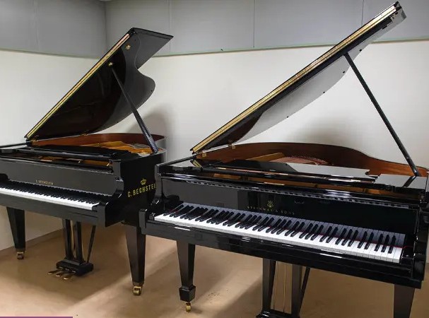 レッスン室：世界三大メーカーのうちの2つである「STEINWAY＆SONS」「C.BECHSTEIN」のピアノを使用して個人レッスンを行います。