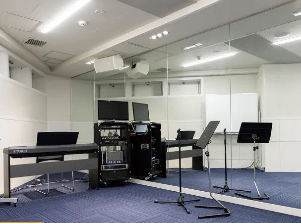 ヴォーカルレッスンスタジオ：DAMが完備されており、さまざまな曲を歌うことができます。 個人練習のためにレンタルすることも可能です。