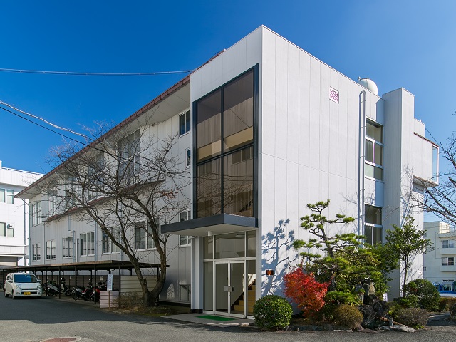 【３号館】１年生用のエンジン、シャシ実習を行う実習室のほか、大人数で講義が行える多目的室、パソコン室などがあります。