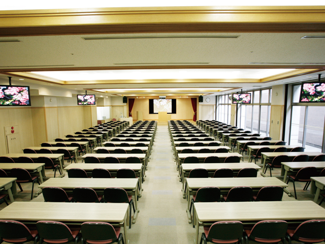 300人を収容できる「国際会議対応型　オーガストホール」（高田馬場新館＆アネックス）