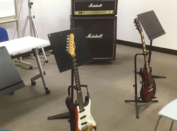 ギター教室：ギターの演奏テクニックや音づくりなどを学びます。