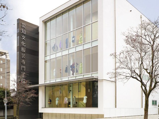 大きな吹き抜けのエントランス、最新設備の整った教室、実習室など充実した学校生活を過ごせる環境です。