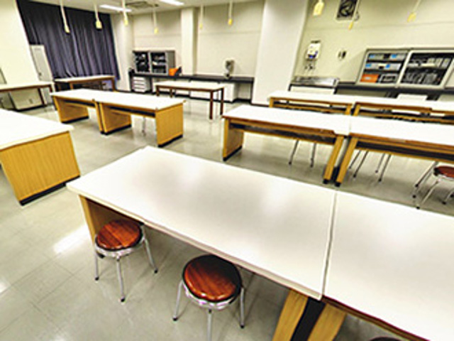 大阪行岡医療専門学校長柄校