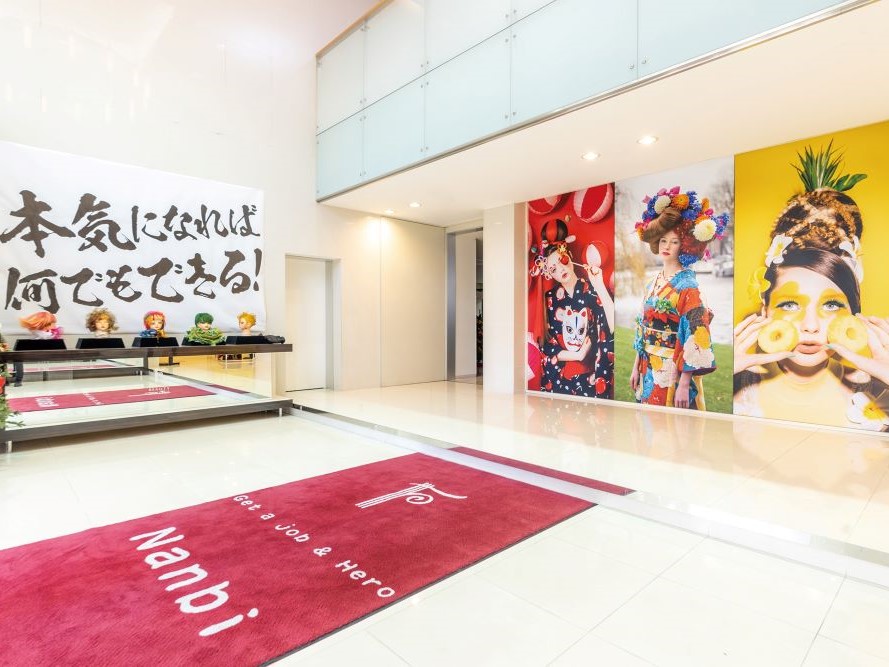 【学生玄関】自動ドアを入ると、両側にはNANBI学生の作品が展示されています。
