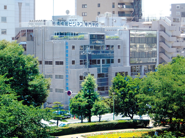 本館・2号館外観/天沼弁天池公園が目の前!