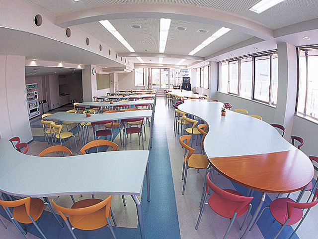 お昼休みや授業の合間にはにぎやかな会話でいっぱいの「学生ラウンジ」（高田馬場新館＆アネックス）