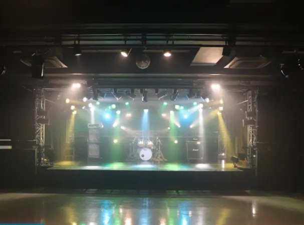 本館ホール：収容人数450人の校内最大規模のホール。プロのアーティストによるセミナー・ライブなどにも数多く使用されています。