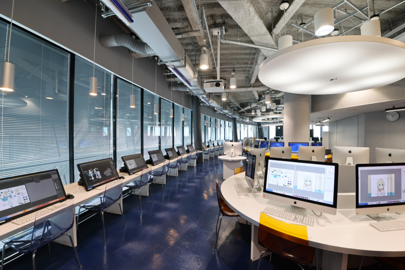 【ビジュアルデザインスタジオ】プロ用デザインツールがインストールされた最新鋭のMacを配備