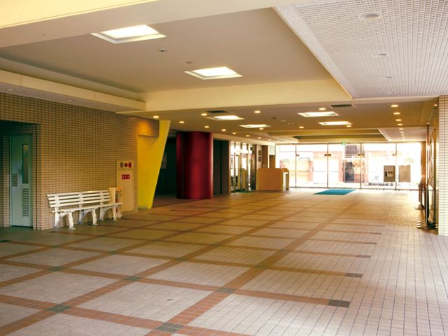 エントランス　　試験や公募情報の掲示がされている情報収集の場であり、作品なども展示している。