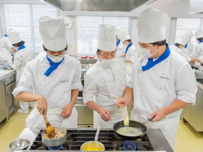 4階~6階には和・洋・中・製菓・製パンの分野別専用実習室があります。ここは4階西洋料理実習室です。