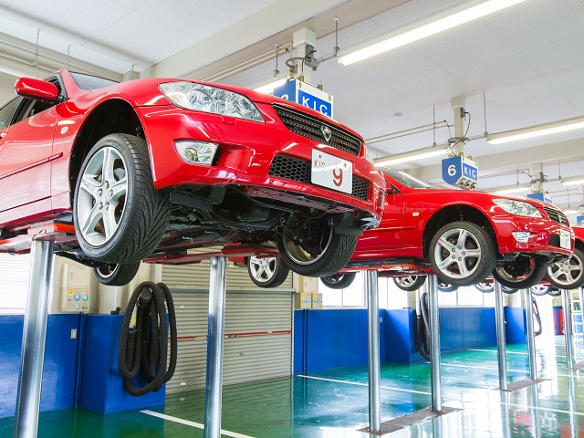 【オートリフト】車両を２つの柱で支える高機能なオートリフト。