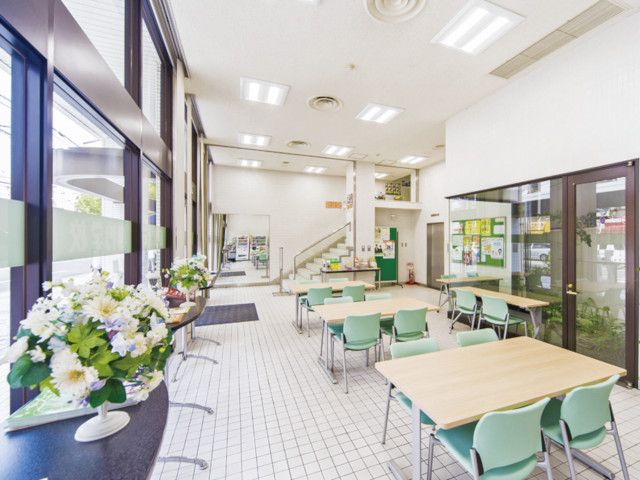 【ラウンジ】食事や休憩をしたりくつろげるスペース。自習時間にも使用することができます。