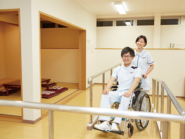 自宅で過ごす高齢者や障がい者の方を想定したモデルルームには、台所・浴室・トイレ等を完備しています。
