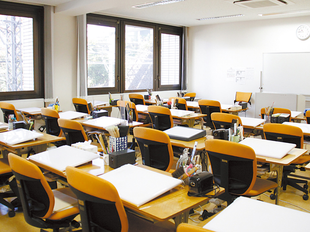 【教室】在学中ずっと使う机とロッカーを1人1台用意。固定教室制なので自分の部屋のように使えます。